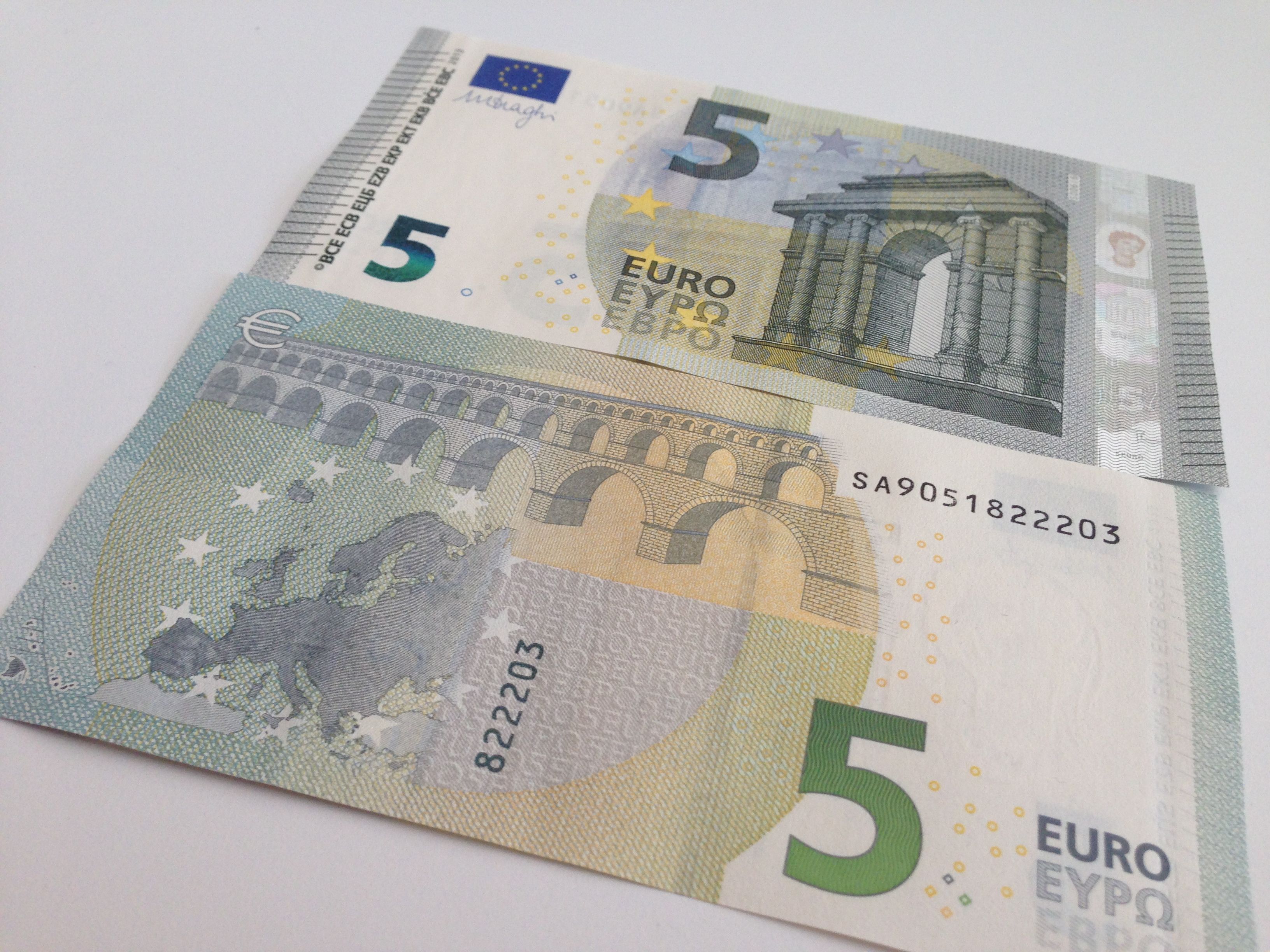 Arriva la banconota supersicura: in circolazione il nuovo biglietto da 5 euro