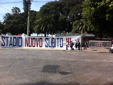 Cagliari: Tifosi in piazza per la decisione del TAR sull'agibilità di Is Arenas