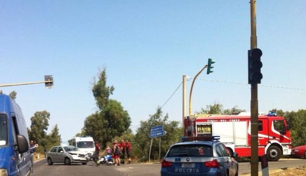 Ancora un incidente sulle strade della Sardegna: ad Arborea schianto tra una moto e una macchina