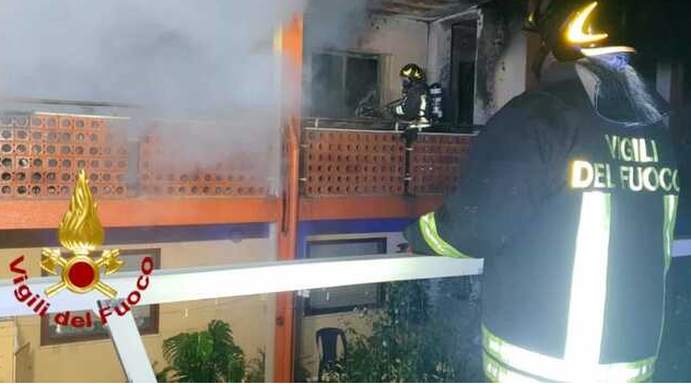 Scoppia un incendio in casa: evacuata palazzina a Uras 