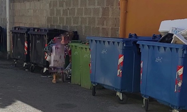 Cagliari. Abbandona rifiuti in strada, scatta la multa da 600 euro 
