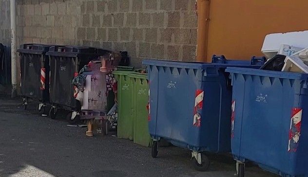 Cagliari. Abbandona rifiuti in strada, scatta la multa da 600 euro 