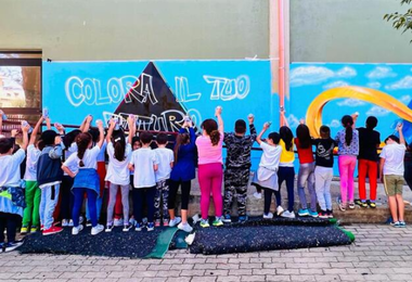 Gli studenti disegnano il muro della scuola di Maracalagonis 
