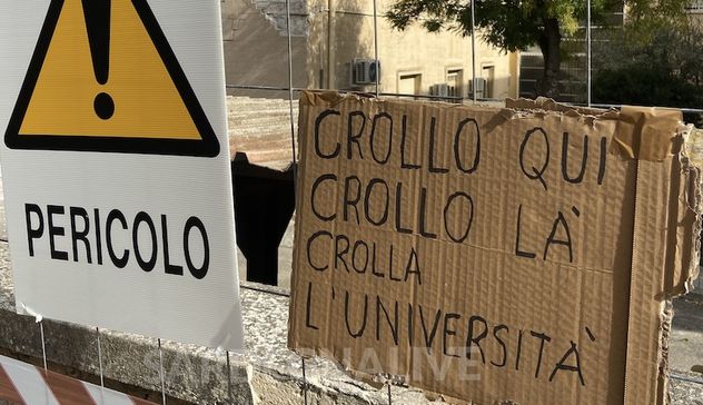 Cagliari. Crollo università: cede anche un pezzo del controsoffitto degli uffici Erasmus 