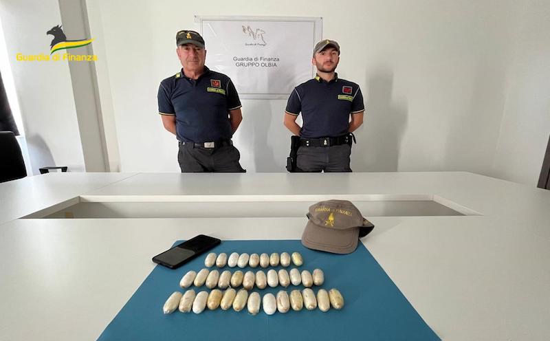 Olbia. Nasconde in corpo 34 ovuli di cocaina: fermato al porto dalla Guardia di finanza