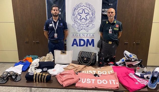 Capi di abbigliamento contraffatti sequestrati all’aeroporto di Cagliari 