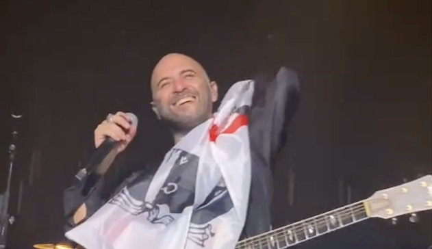 Bologna. Al concerto dei Negramaro, Giuliano canta con la bandiera dei Quattro Mori. Il video 