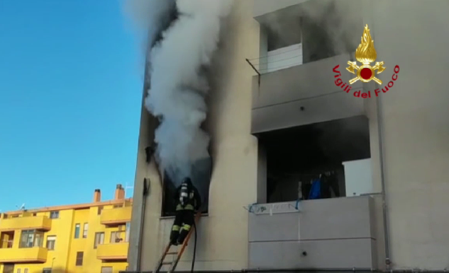 Incendio in una palazzina a Quartu, evacuati tutti gli appartamenti: IL VIDEO