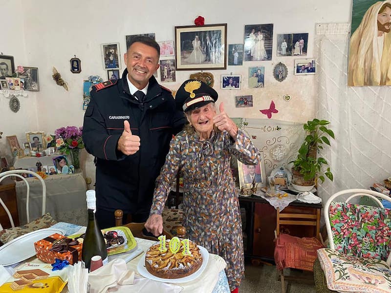 Zia Rosina festeggia 101 da sola, i Carabinieri le portano la torta