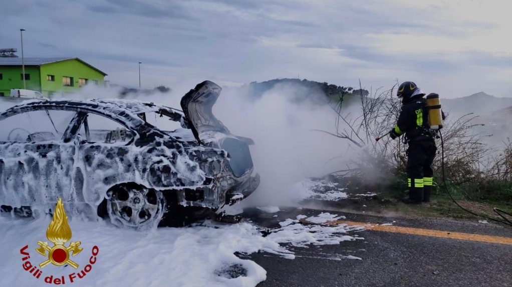 Auto in fiamme a Oschiri, interviene il 115
