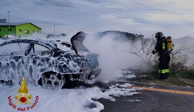 Auto in fiamme a Oschiri, interviene il 115