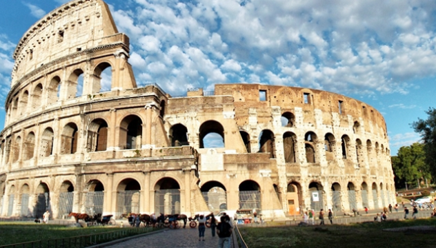 Estorcevano denaro a guide turistiche al Colosseo: arrestati due fratelli