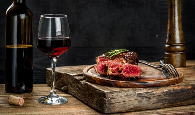 Carne e vino rimossi dalla lista Ue degli alimenti dannosi per la salute