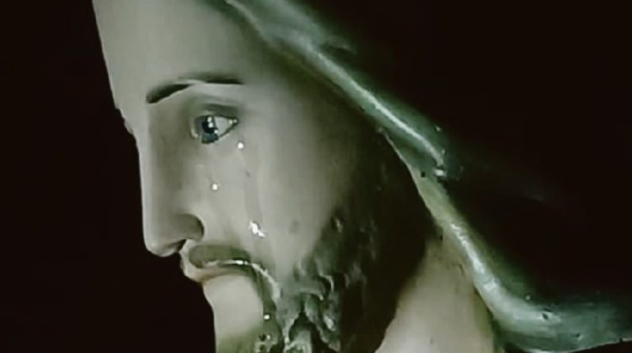 Lacrime che rigano il volto della statua di Gesù: i fedeli gridano al miracolo