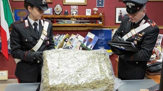 Ordina su internet dei pastori per il presepe, ma arriva un pacco con 10 kg di marijuana