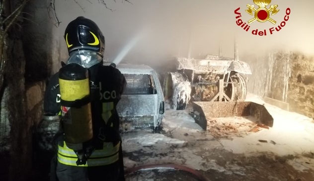 Garage prende fuoco: 2 vetture e un mezzo agricolo in fiamme ad Alà dei Sardi