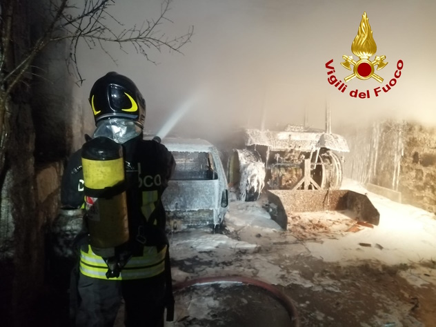 Garage prende fuoco: 2 vetture e un mezzo agricolo in fiamme ad Alà dei Sardi