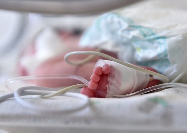 Neonata in ospedale con gravi segni di maltrattamento: genitori accusati di tentato omicidio