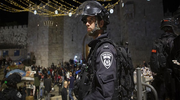 Attacco terroristico a Gerusalemme: almeno 8 morti, ucciso assalitore