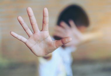 Abusi su un bimbo autistico: maestra 40enne incastrata dalle telecamere