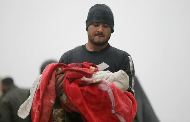 Terremoto: la disperazione di un papà che tiene in braccio il figlioletto morto 