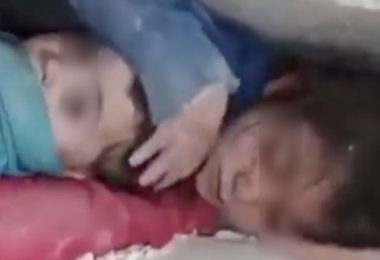 Siria. Bimba di 7 anni protegge, con il suo corpo, il fratellino sotto le macerie