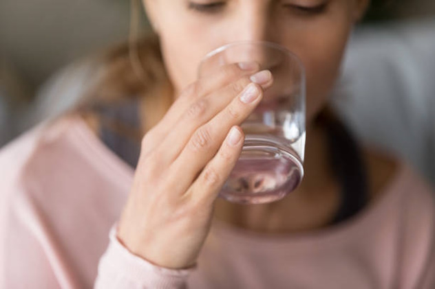 Giovane mamma muore per aver bevuto troppa acqua