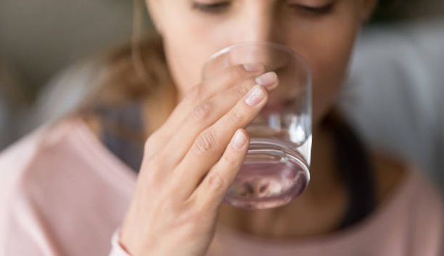 Giovane mamma muore per aver bevuto troppa acqua