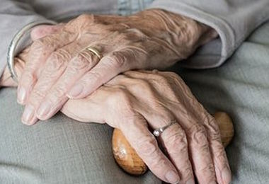 Anziani senza cibo né igiene: 10 arresti in una Rsa