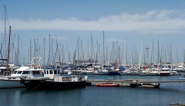 Cagliari, sgombero delle barche ormeggiate abusivamente a Sant’Elmo 