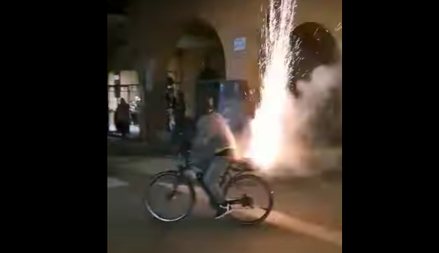 In bicicletta spara fuochi d’artificio a Sassari. IL VIDEO