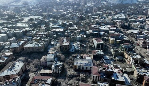 Terremoto in Turchia: tre sopravvissuti estratti dalle macerie, c'è anche un bambino 