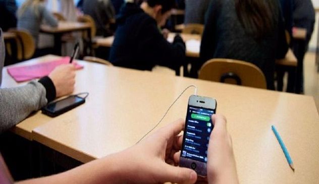 Scuola, stretta sui cellulari tra i banchi: più regole a scuola
