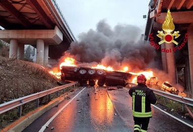 Tir precipita da viadotto e va a fuoco: morto l’autista