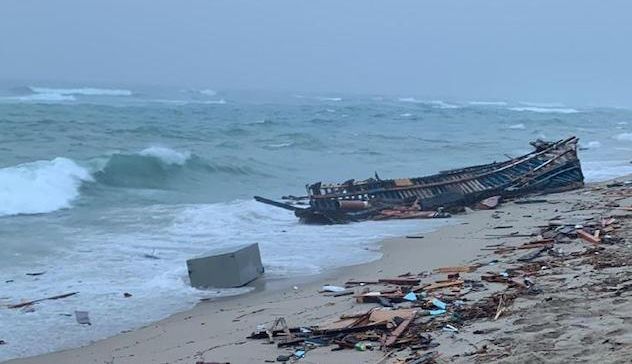 Naufragio davanti alle coste di Crotone: oltre 40 morti, c'è anche un bambino