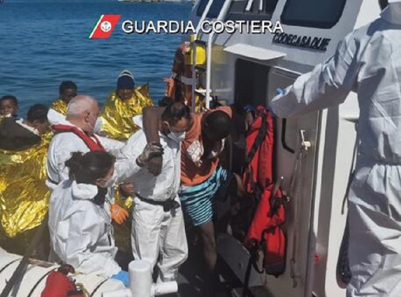 Migranti, barcone in difficoltà: a bordo 500 persone tra cui donne e bambini 