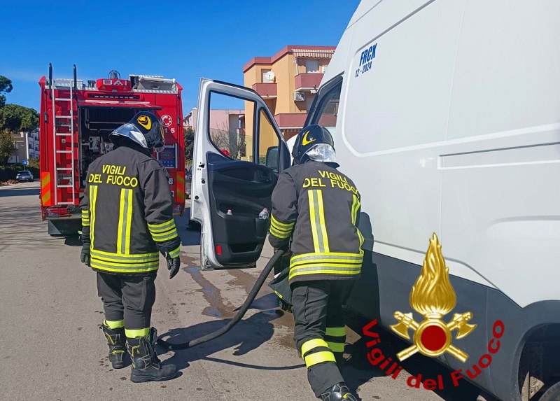 Alghero: furgone in fiamme, illeso il conducente