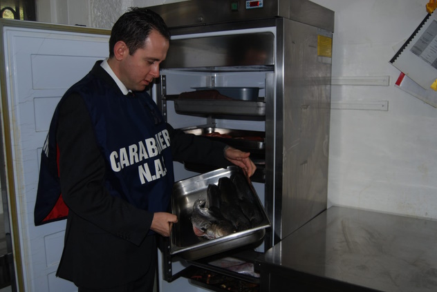 Cagliari, i paninari nel mirino dei NAS: sequestrati oltre 100 chili tra carne e pesce