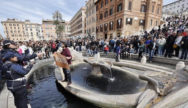 Roma, attivisti di Ultima Generazione versano liquido nero nella Barcaccia