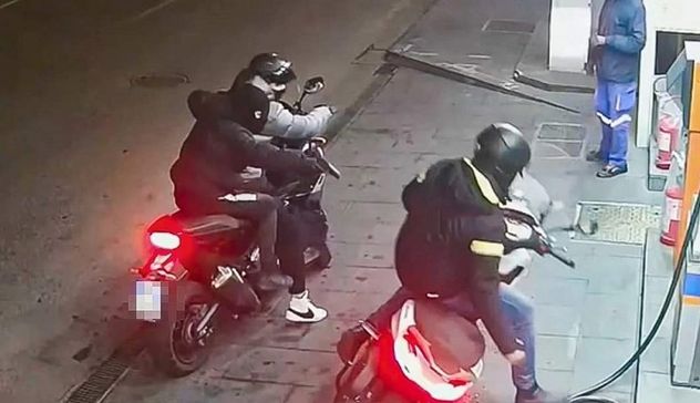 Napoli. Cercano di portargli via lo scooter, si rifiuta e sparano: ferito un 32enne