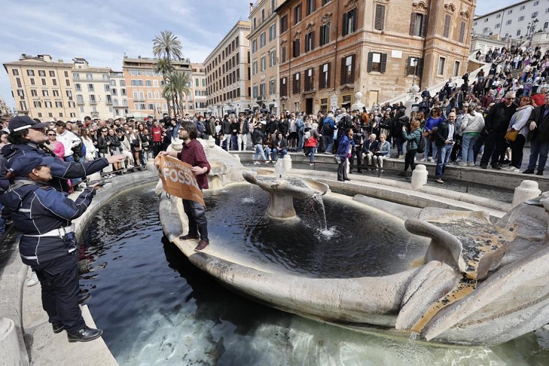 Roma, attivisti di Ultima Generazione versano liquido nero nella Barcaccia