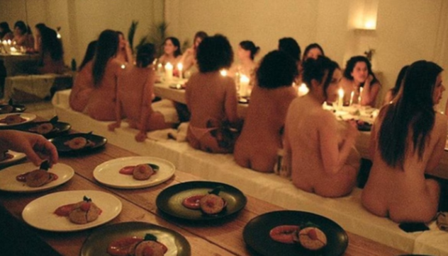 Nudi a tavola con perfetti sconosciuti: spopola il nuovo trend per abbattere i tabù