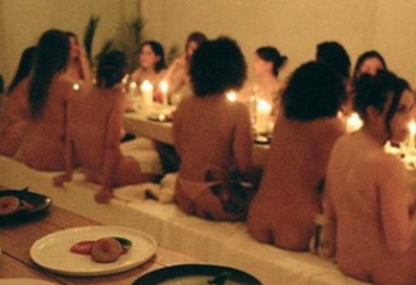 Nudi a tavola con perfetti sconosciuti: spopola il nuovo trend per abbattere i tabù