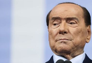 Berlusconi al telefono: 