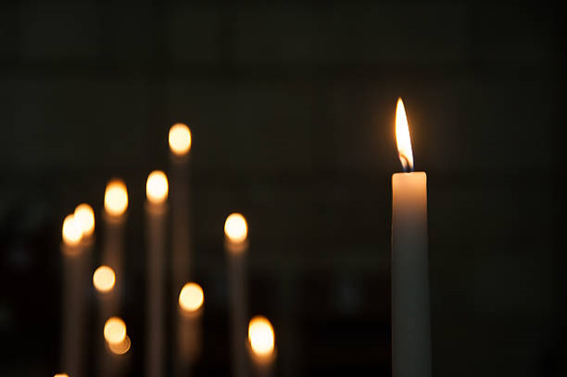 Usa le candele per risparmiare sulla bolletta: si incendia la casa, muore anziana disabile