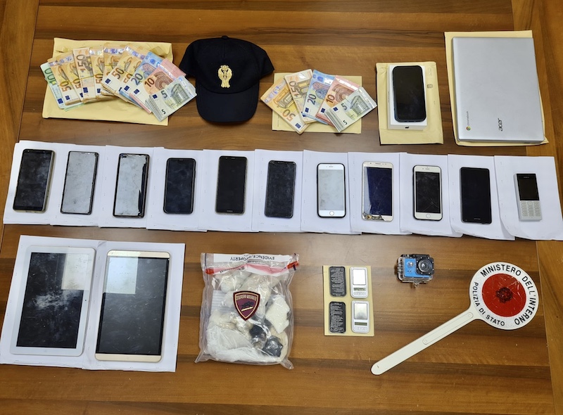 Sassari. Diecimila euro in contanti, 12 telefonini, droga e carte di credito: arrestato un 27enne