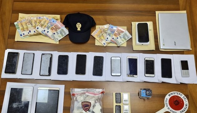Sassari. Diecimila euro in contanti, 12 telefonini, droga e carte di credito: arrestato un 27enne