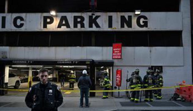New York, crolla garage di 4 piani: un morto e 5 feriti