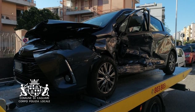 Scontro tra due auto a Cagliari: 22enne in prognosi riservata