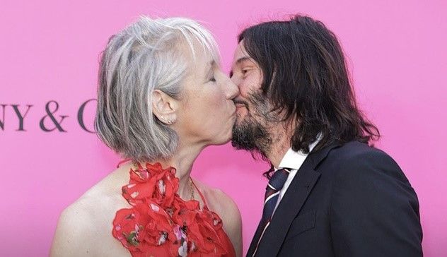 “Sembra sua nonna”: perché tanti commenti spietati contro la fidanzata di Keanu Reeves?